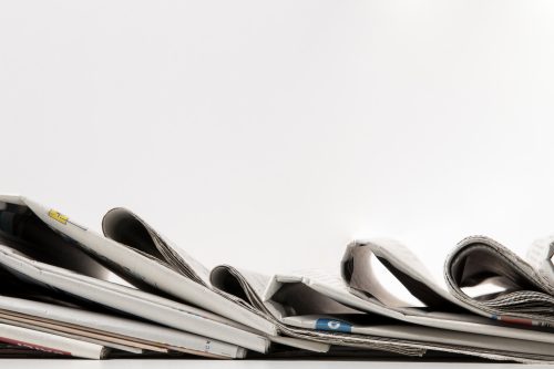 vieux-journaux-et-fond-blanc vieux-journaux-et-fond-blanc